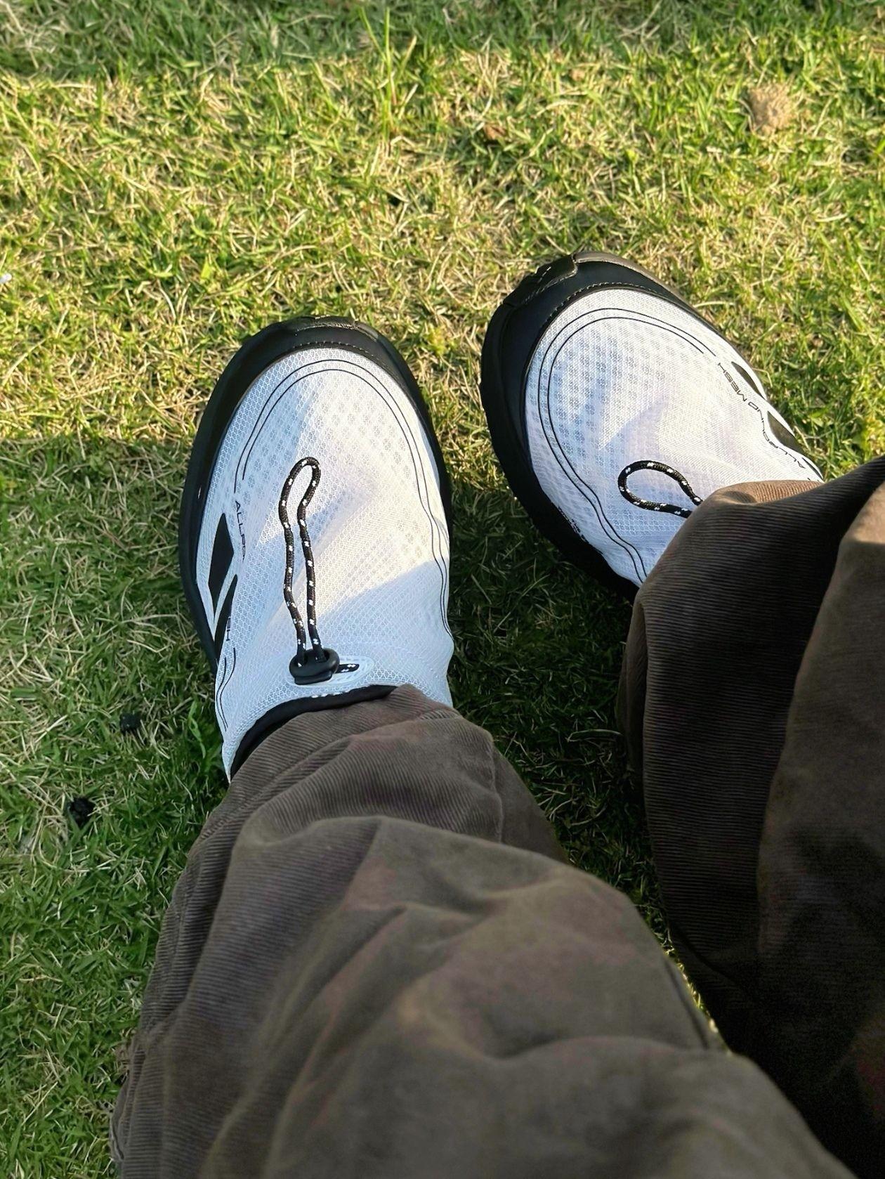 阿迪达斯黑白织物鞋:踩云朵的错觉?